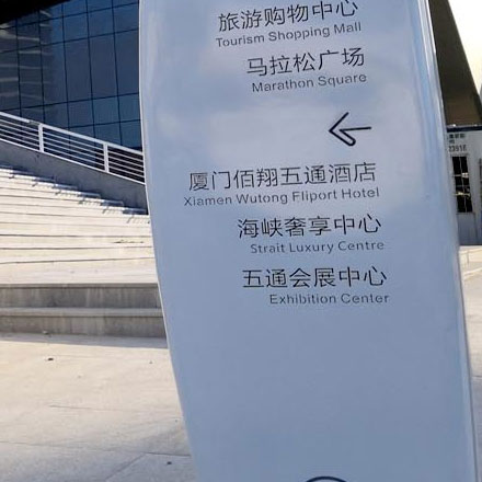 如何通過社交媒體網站設計吸引更多的用戶和互動？